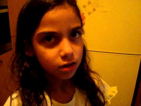 Yasmine cantando, tentando, a sua música preferida na voz de Aurea