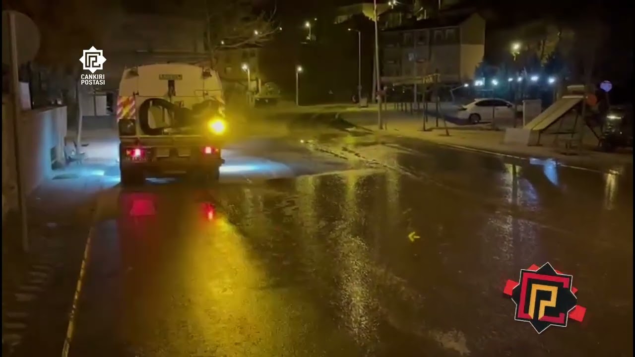 Çankırı'da belediye ekipleri sokakta ne gördüyse yıkadı