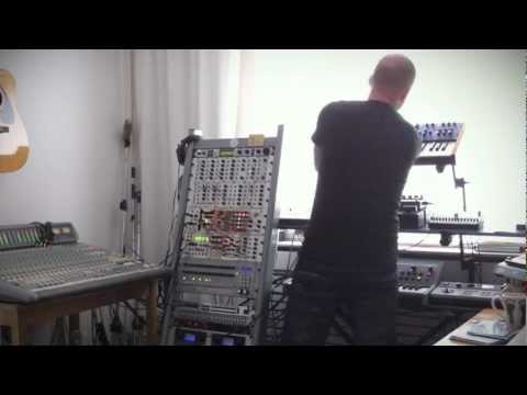 Analogue electronica studio jam - rozz3r: Waiting for a Storm