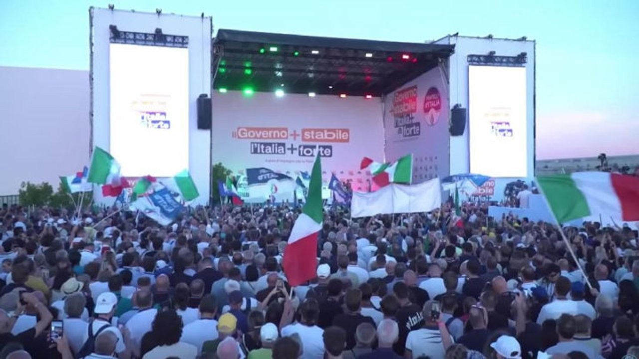 Meloni sale sul palco di Bari con 'Ma il cielo è sempre più blu', ovazione dei sostenitori