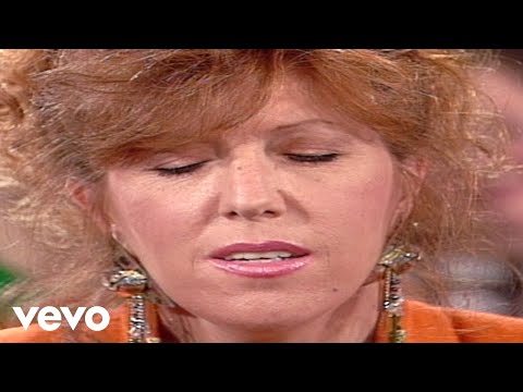 Bill & Gloria Gaither - Turn Your Eyes Upon Jesus [Live] ft. Cynthia Clawson