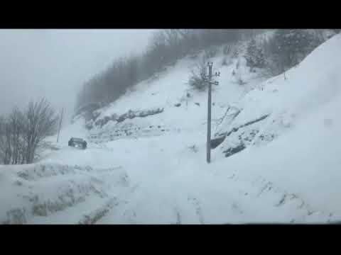 Rëndohet situata si pasojë e reshjeve të dëborës, orteku bllokon rrugën