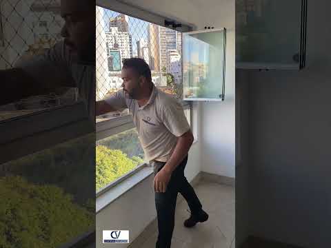 Dica rápida sobre a lubrificação para manutenção de cortinas de vidro.