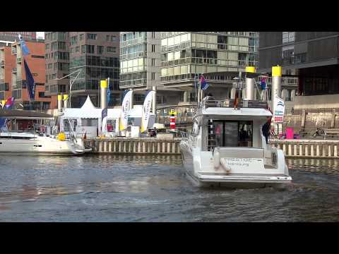 hanseboot 2014 – Ankunft der ersten Yacht / Deutschlandpremiere Prestige 420 Fly