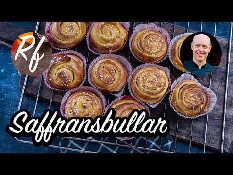 Gula och goda saffransbullar bakade med smör och med vaniljfyllning av vaniljsocker, smör och strösocker. Passar till fika, advent, lucia och julbak.>