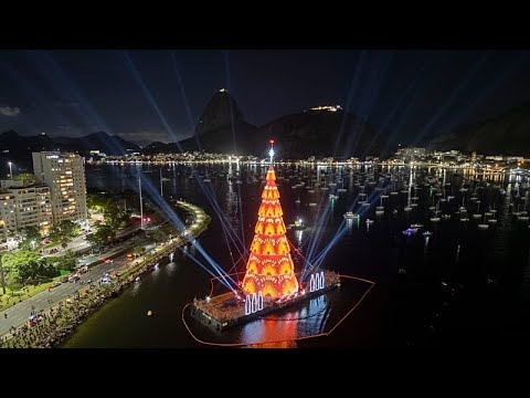 Brasiliens Rio de Janeiro enthüllt schwimmenden Weihnachtsbaum