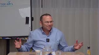 מבוא לפסיכולוגיה יהודית | ישראל זעירא (ראש יהודי - מרכז למודעות עצמית) - התמונה מוצגת ישירות מתוך אתר האינטרנט יוטיוב. זכויות היוצרים בתמונה שייכות ליוצרה. קישור קרדיט למקור התוכן נמצא בתוך דף הסרטון