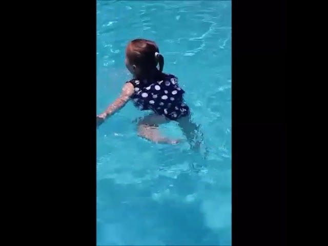 Vídeo relacionado con WYTbaby Traje de baño de manga larga para bebé niña, disfraz de natación para niños pequeños con sombrero floral con volantes, parte inferior con broches de presión, protección solar, trajes de baño