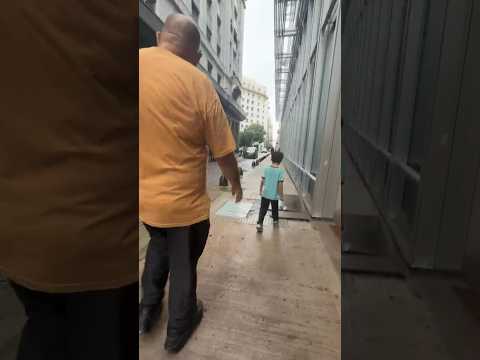 Gino Papá paseo por calle Juan Domingo Perón al 900 Buenos Aires 15/4/26