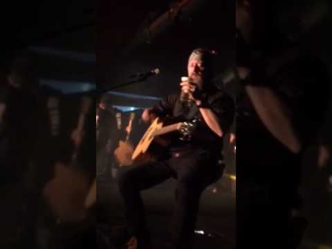 Raimundos baixista Canisso seca o copo