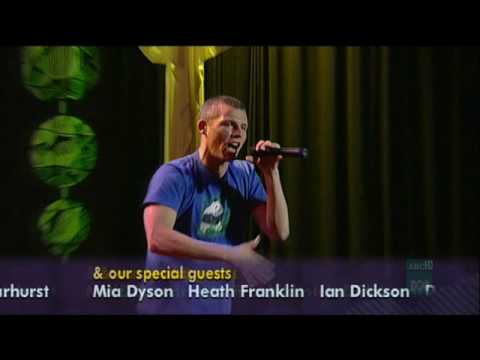 Des Bishop sings "Jump Around" in Gaeilge