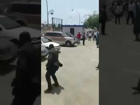 الرئيس الغيني "ألفا كوندي" يلكم و يضرب وزير العمال أمام الجميع