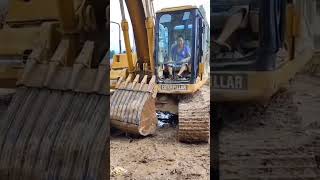 Download lagu Surprised gift for the operator #shorts #excavator #fyp mp3