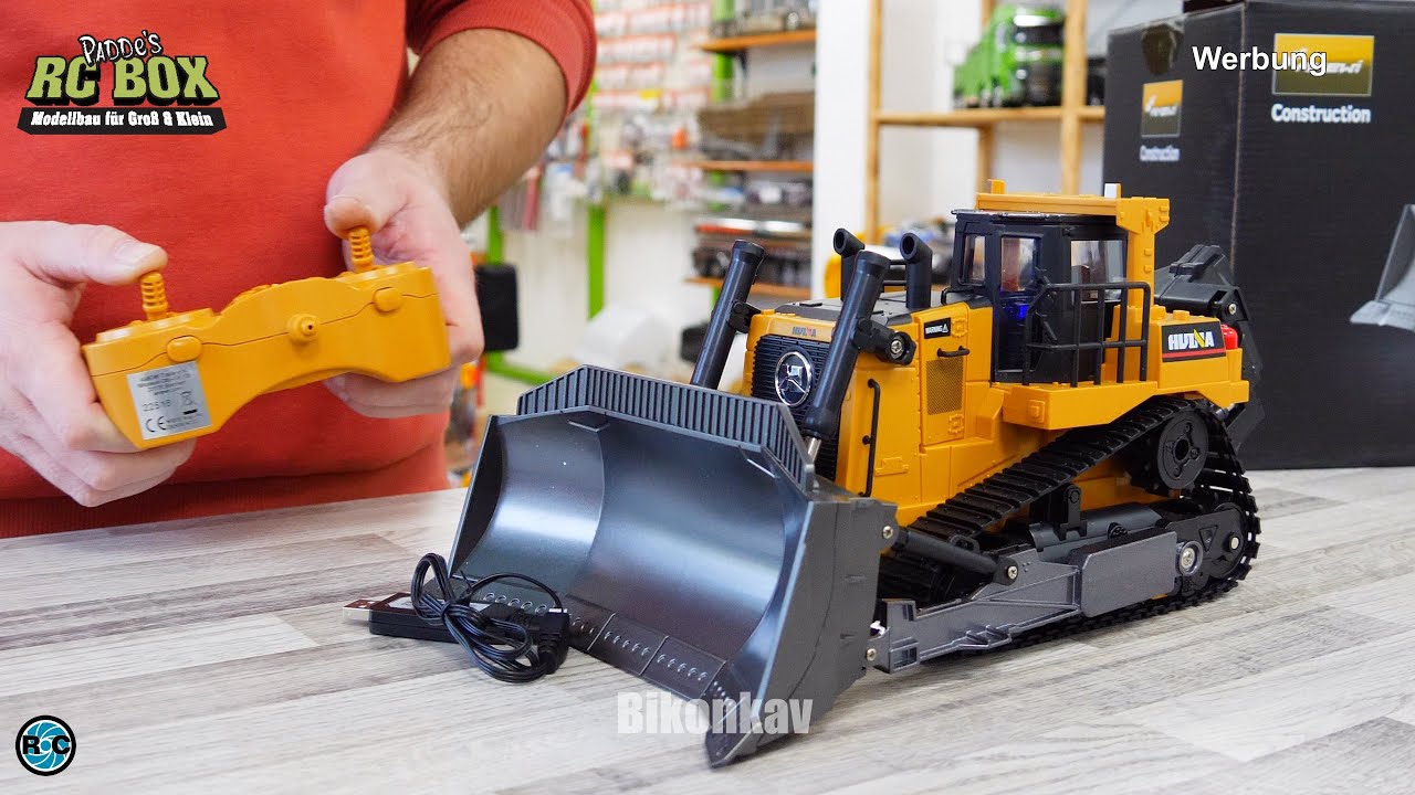 RC buldozér s funkčnou radlicou a zadným drapákom 1:24