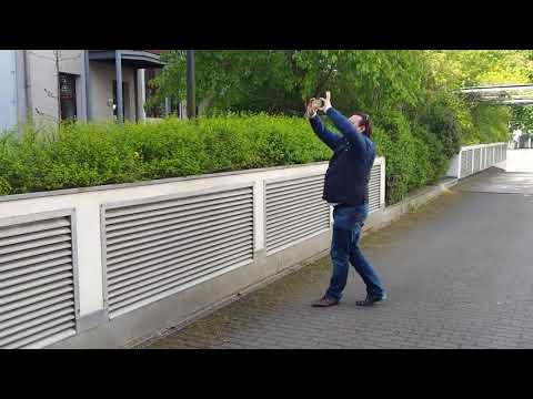 Container mit der Technik wird übers Haus gehoben