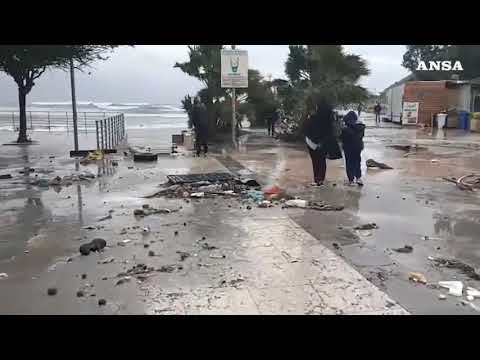 Maltempo in Sardegna, mareggiata sulla spiaggia del Poetto. Chiuso parte del lungomare a Cagliari