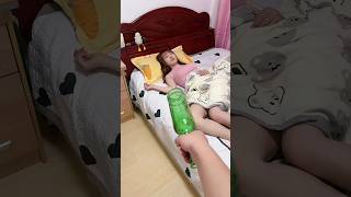 Download lagu The younger sibling's hilarious behavior never stops pranking the older sibling #shorts mp3