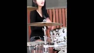 preview picture of video 'Cewek Cantik bermain Drum'
