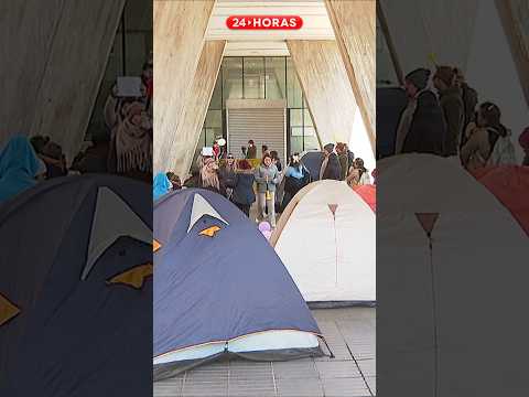 Sin casa de Coronel acampan en las afueras del Serviu Biobío