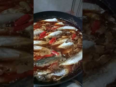 Cơm Đà Nẵng Việt Nam nồi cá đang kho riu riu, gia vị rất ngon, Mời MN!