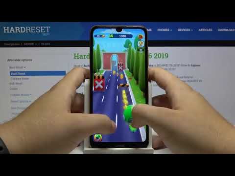 Playing the Game My Talking Tom Gold Run on Huawei Y6 2019