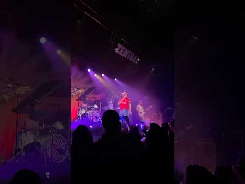 Nil Moliner, con la camiseta de Osasuna en su concierto en Pamplona #nilmoliner #concierto #osasuna