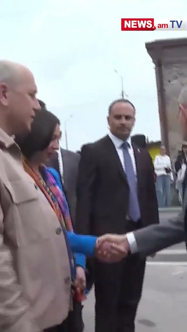 Փաշինյանը գլխարկ բռնող թիկնապահ էլ ունի