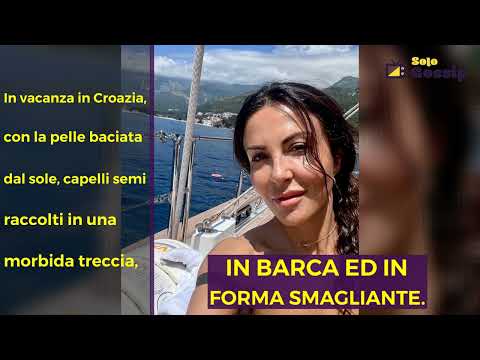 Niente trucco e filtri: Sabrina Ferilli si mostra al mare in tutta la sua bellezza