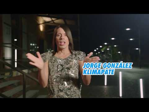 Jorge González flaniert auf dem größten LED-Laufsteg der Welt