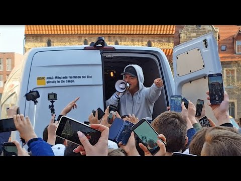 Leon Machere auf Selfie-Tour: Fans kreischen in Erfurt