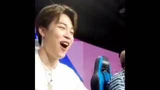 Download lagu Jimin singing DON'T WAKE ME UP 😂 mp3