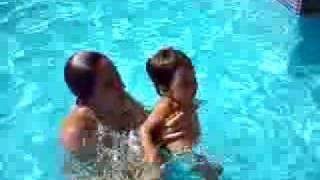 Saltando y buscando bichos en la piscina