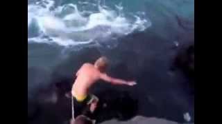 Парень пытается выловить тигровую акулу - Видео онлайн
