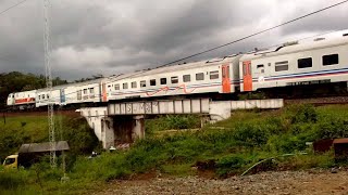preview picture of video 'Kereta Api Singasari (Blitar-Pasarsenen) melintasi jembatan underpass jalan raya Tambak, Banyumas'