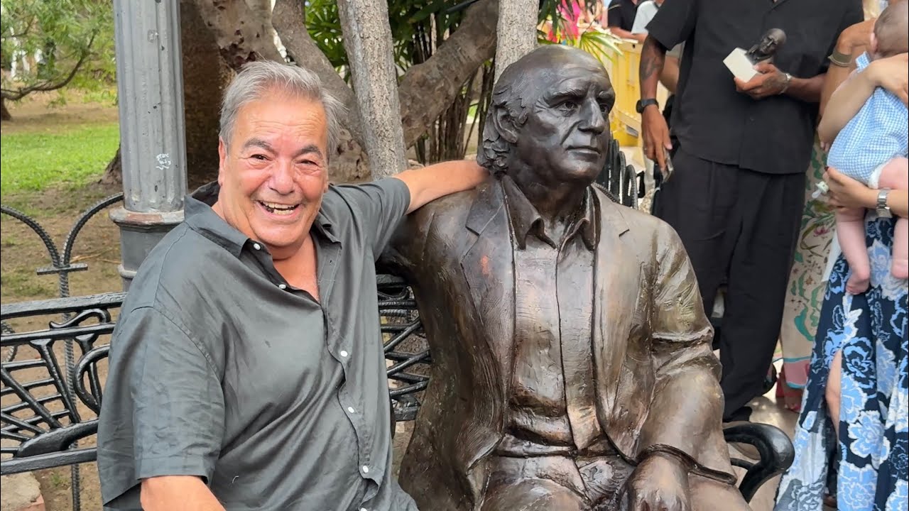 Emotivo acto de descubrimiento de una escultura en Águilas, obra de David Sánchez, en el centenario del nacimiento del insigne actor aguileño Paco Rabal