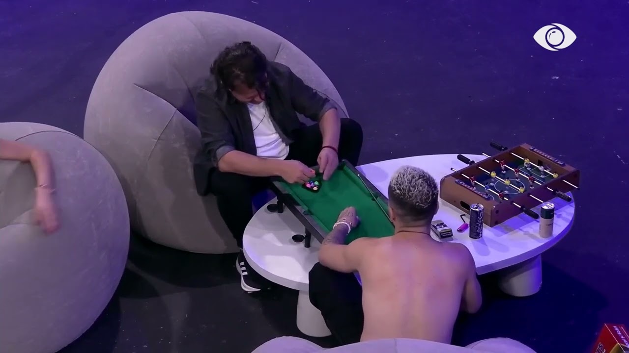 Pas futbollit në tavolinë, Gjesti dhe Laerti luajnë bilardo