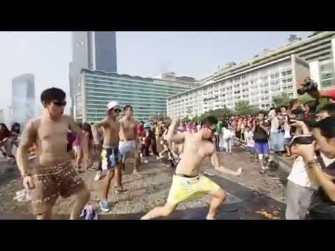 Gangnam Style Flashmob (illegal mob) - Happy Holiday Indonesia #5