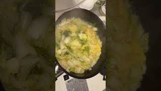 鍋キューブ入れて野菜切って入れるだけ……なんで美味しいんや！