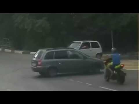 Motocyklista wbił się w samochód
