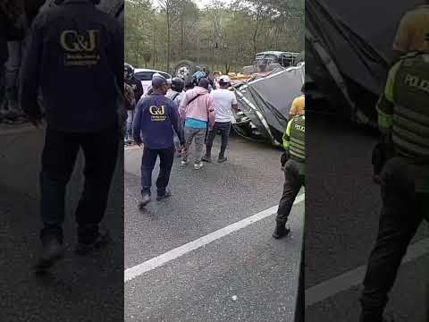 🚨 ¡Lamentable! Accidente del camión de "El Imperio" en Turbaco, Bolívar. 🚛💥 Parte 2