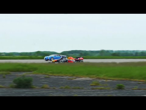 Bugatti Chiron vs. F1 car drag race