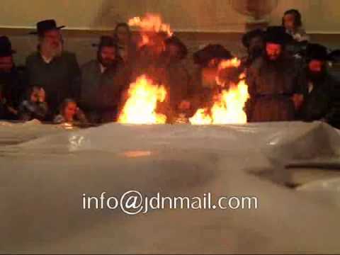 Toldos Avrohom Yitschok Rebbe Burning Of The Wicks - Zois Chanukah 5771