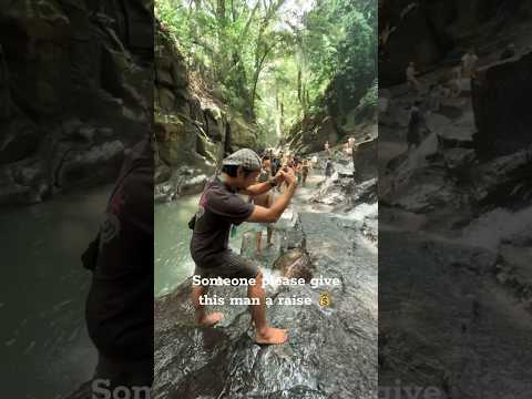 Se eu tivesse metade do comprometimento dele com meu trabalho! 📍Cachoeira Kanto Lampo, Bali #photooftheday #ubud