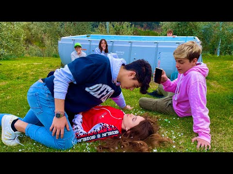 IL MIO AMICO HA ROVINATO TUTTO!!! - AMICI vs NEMICI - by Charlotte M.