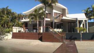preview picture of video 'R&W Noosa Holiday Accommodation - 41 Wyuna Drive, Noosa Sound'