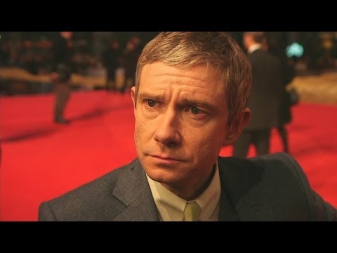 馬丁-弗里曼在霍比特人首映式上。採訪中談到了本尼迪克特-康伯巴奇的酗酒問題。 (Martin Freeman at Hobbit premiere: Hilarious interview covers Benedict Cumberbatch's drinking)