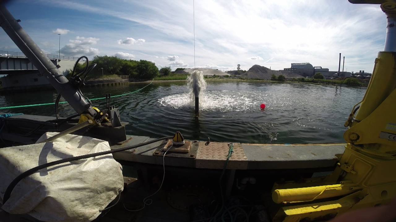 Airlifting to uncover underwater pipelines