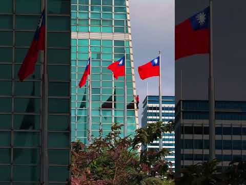 外國人攀爬台灣高塔，中國人卻因一個畫面而驚恐不已！ #中國 #台灣