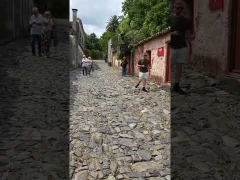 CALLE DE LOS SUSPIROS, COLONIA DEL SACRAMENTO, REPÚBLICA ORIENTAL DEL URUGUAY.
