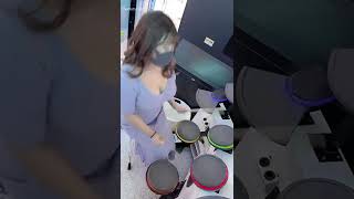 巨乳がドラム叩いてみたw